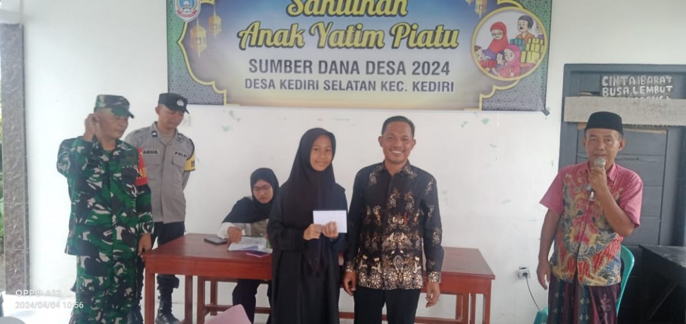 KADES MEMBERIKAN SANTUNAN THR KE ANAK YATIM & PIATU YANG ADA DI DESA KEDIRI SELATAN