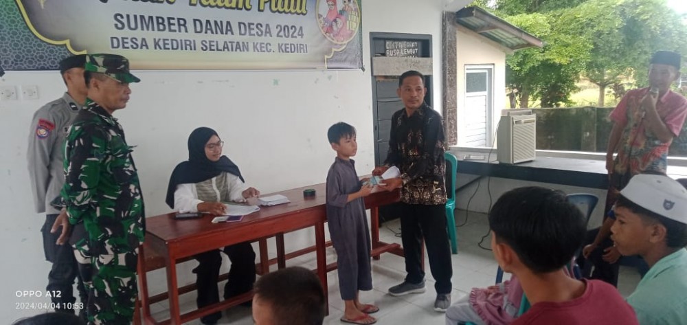 KADES MEMBERIKAN SANTUNAN THR KE ANAK YATIM & PIATU YANG ADA DI DESA KEDIRI SELATAN