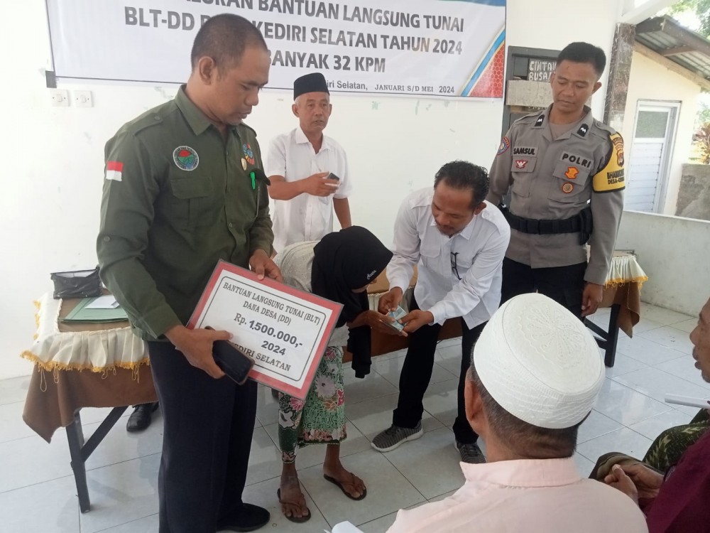 PENYALURAN BANTUAN LANGSUNG TUNAI DANA DESA (BLT-DD) LANGSUNG OLEH KADES KEDIRI SELATAN